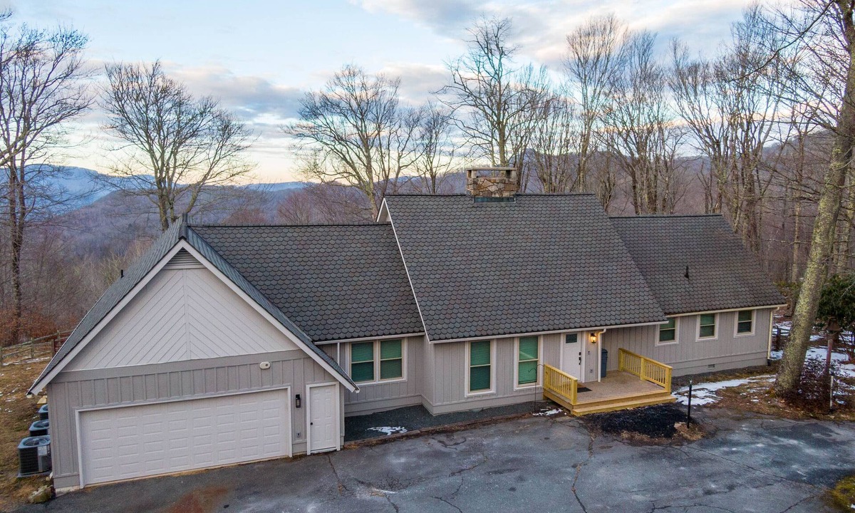 Sugar Mountain 一軒家 | Arches Sugar Mountain: Mtn Views, Hot Tub, Ski Shuttle, Game Room, Sleeps 16, 5 Kings, Dogs OK