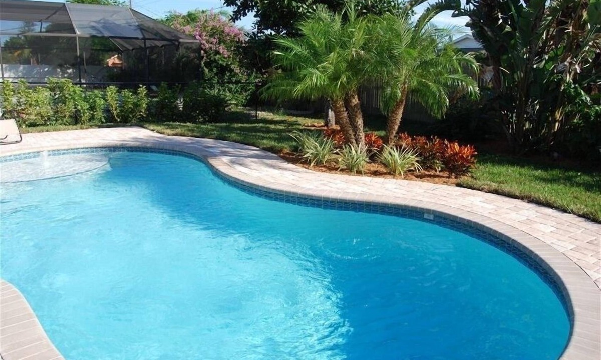 Naples Park 一軒家 | 輝く温水プール付きの美しく装飾されたビーチコテージ