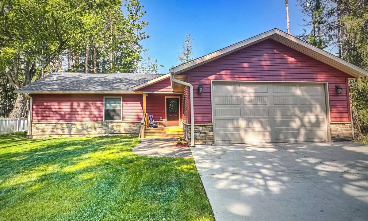 Eagle River コテージ | Brand New 3-bedroom cottage with WiFi and AC in enchanting Downtown Eagle River