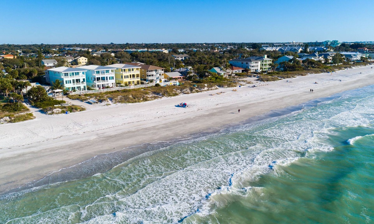 Indian Rocks Beach 一軒家 | 真新しい建設6ベッドルーム、4.5バスルームダイレクトビーチフロントプールホーム！