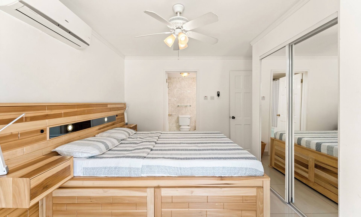 Fitts Village コンドミニアム | CHARMING 2 BEDROOM CONDO WITH SPECTACULAR WEST COAST SUNSET VIEW