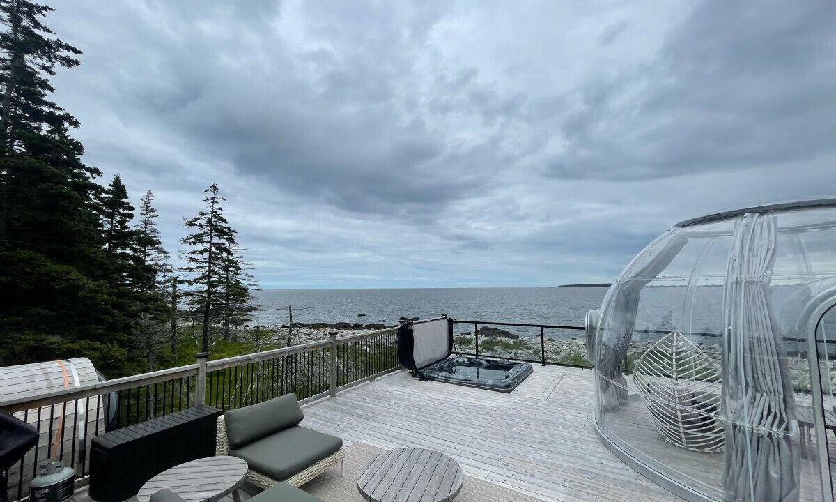 Hunts Point コテージ | Comfy Seaside Cabana . Hot Tub, Sauna and All Weather Domes - Private