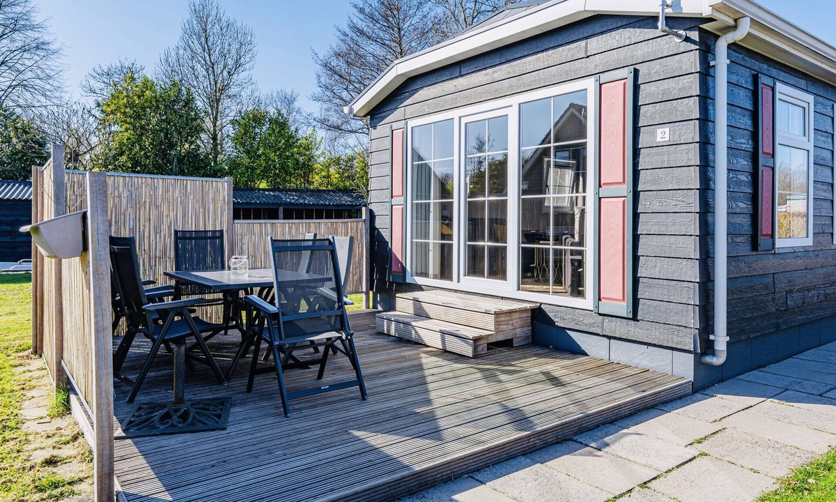 Giethoorn 一軒家 | Detached chalet for 6 guests with spacious wooden deck and three bedrooms, located in car-free Giethoorn village.
