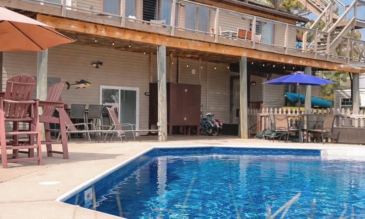 Sandbridge 一軒家 | Family friendly beach house. Pool, hot tub, walk to beach. Dog friendly, fenced