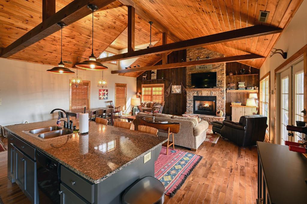 Topton ヴィラ | Flying Squirrel Lakeview House - Spacious House with Private Deck and Hot Tub