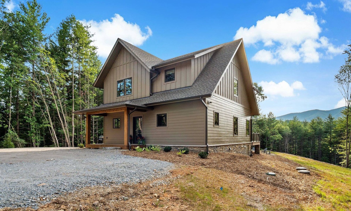 Nebo 一軒家 | Higher Ground at Lake James | Hot Tub, Boat Slip & Game Room!