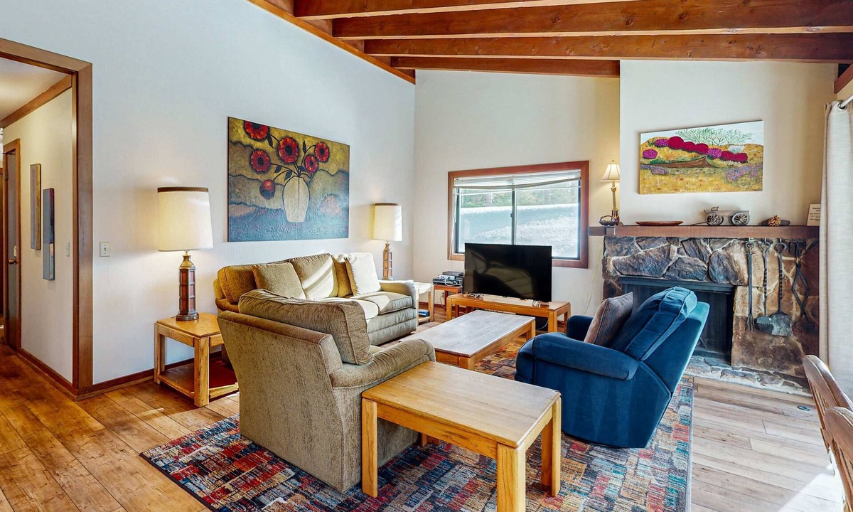 Lake Forest コンドミニアム | Homey Family Condo with Shared Pool, Hot Tub, Tennis & Lovely Lake Views