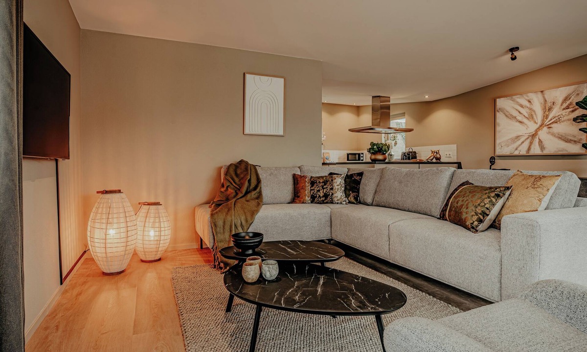 Uitgeest 一軒家 | Rent a luxury houseboat with 3 bedrooms in Uitgeest, near Amsterdam. Stay directly on the water with your own terrace.