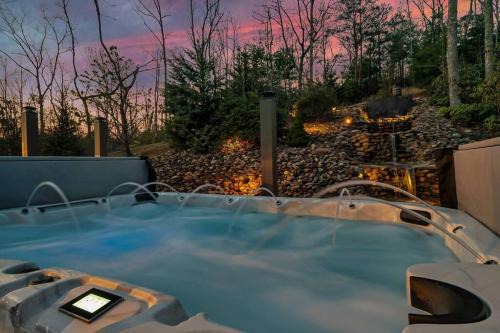Rocky Grove 一軒家 | Mega Spa, Fire Pit, Views, sleep 18, Arcade, Karaoke, Gaming System
