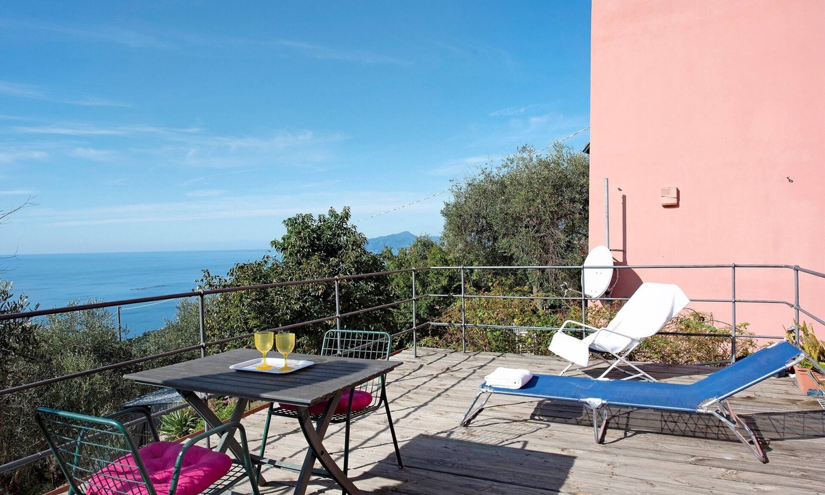 Lavagna 一軒家 | Pet-friendly Vacation Home Villetta Rosa with Garden, Terrace, Balcony, BBQ & Wi-Fi