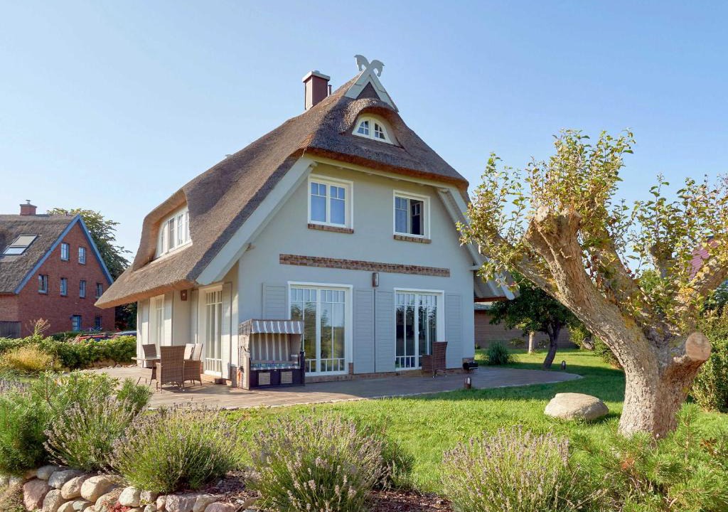 Alt Reddevitz 一軒家 | Reethus Reddevitz mit Kamin, Sauna, Terrasse, Boddenblick