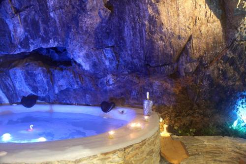 Collioure アパートメント | Spa Troglodyte avec Cour, à 20m des Plages, LoveRoom avec Jacuzzi 'Le Ginkgo'