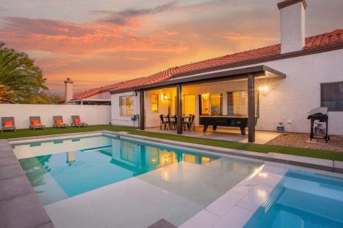 North Las Vegas 一軒家 | Spacious 5 Bedroom House with Heated Pool and Jacuzzi