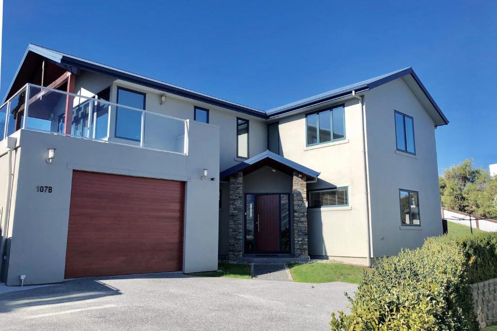 Wanaka 一軒家 | Sunny Lake and Mountain Views on Kings Drive
