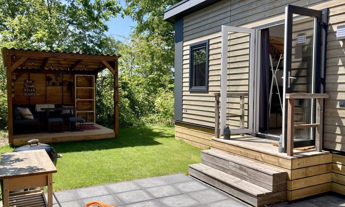 Sint Maartensvlotbrug 一軒家 | Tastefully furnished, cosy and modern 4-person chalet with 2 bedrooms. Lovely garden with terrace, veranda and lawn. Free WiFi.