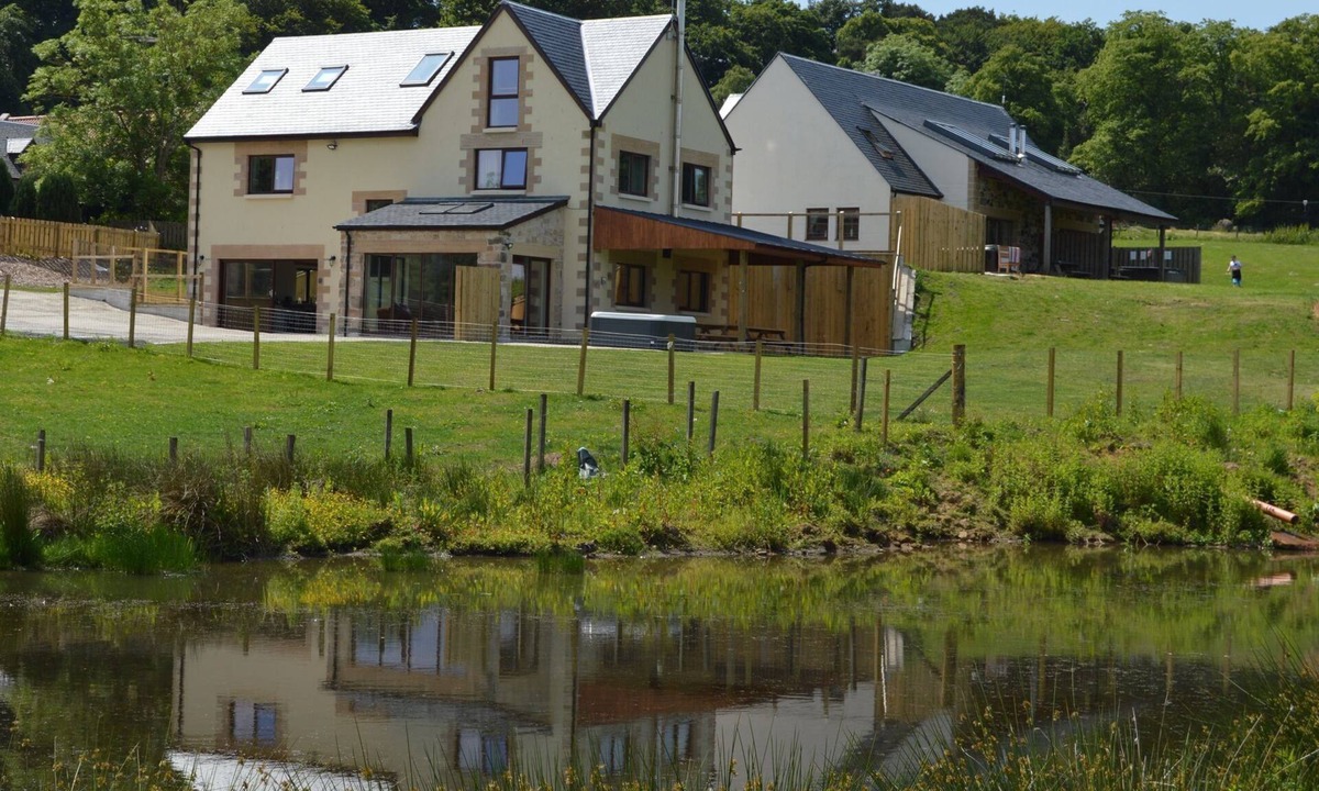 Linlithgow アパートメント | The Farmhouse - sleeps 14 guests in 5 bedrooms