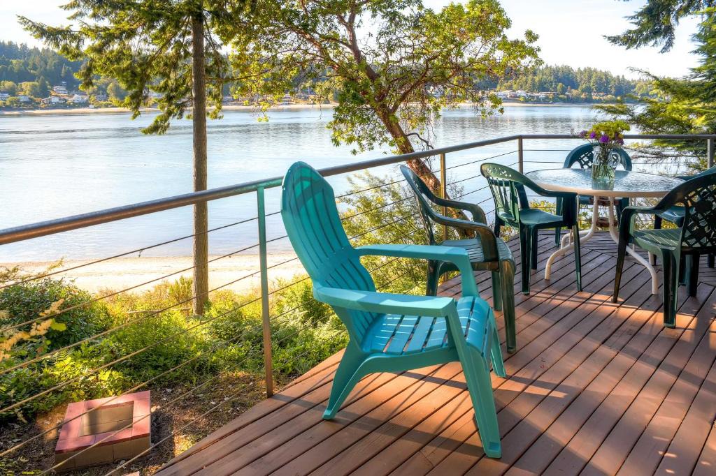 Rollingbay 一軒家 | Waterfront Bainbridge Island Home: Stunning Views!