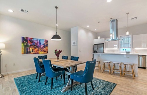 Mid-City 一軒家 | ミッドシティにある3レベルの新しいタウンハウス