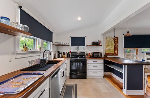 Del Haven コテージ | 3BR Cottage Beach and Bay Hot Tub Fireplace 3-Season Porch Fenced Yard
