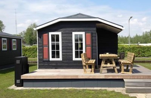Zuideinde 一軒家 | A cozy chalet for four people in the heart of Giethoorn. Most chalets have their own mooring right at the door, others are located within 50 meters of the water.