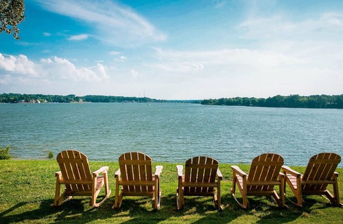 Steele Creek キャビン | Beach-Area View Family Style Two Bedroom Cabin #9 at Long Cove Resort - Flexible Cancellation! by RedAwning