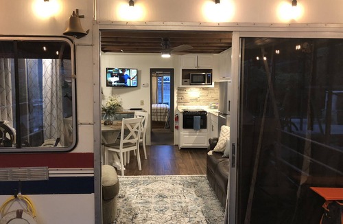 Downtown Knoxville ボートレンタル | BEAUTIFULLY RENOVATED HOUSEBOAT on Tennessee River with golfcart in Knoxville !