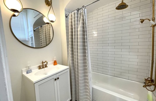 Mid-City 一軒家 | Beautifully Restored Historic Gold Home 7 mins FQ!