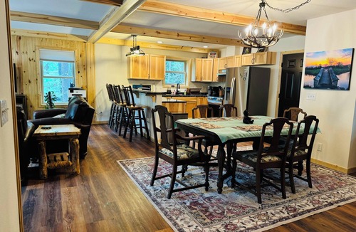 Eagle River コテージ | Brand New 3-bedroom cottage with WiFi and AC in enchanting Downtown Eagle River