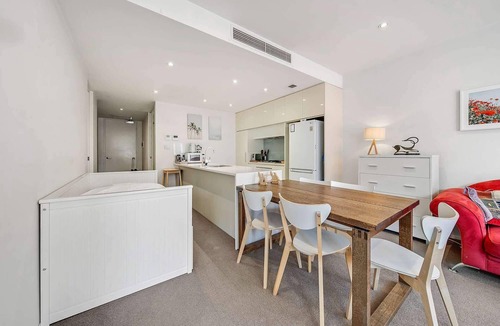 Kingston アパートメント | Canberra Lakefront 2-Bed with Pool, Gym & Parking