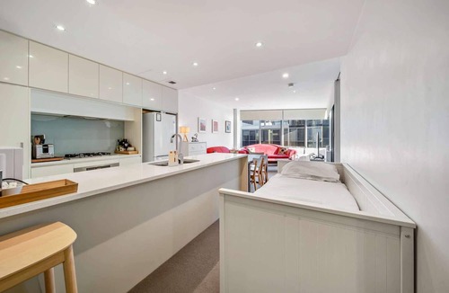 Kingston アパートメント | Canberra Lakefront 2-Bed with Pool, Gym & Parking