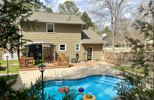 North Raleigh 一軒家 | Cant Miss! Stunning Home w/private Pool, Hot Tub and Firepit! (Pet Friendly)