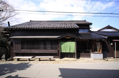 Sado 一軒家 | カラふる 築100年の古民家に一棟貸切りの宿