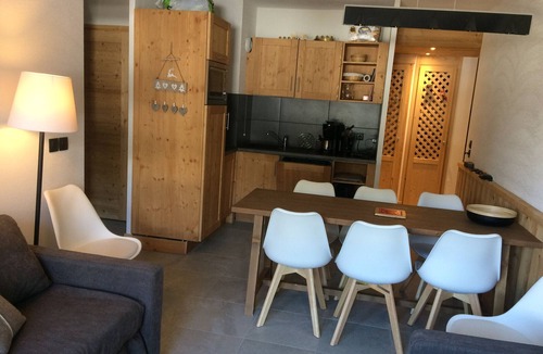 Chatel アパートメント | Central Châtel apartment with balcony and pool access