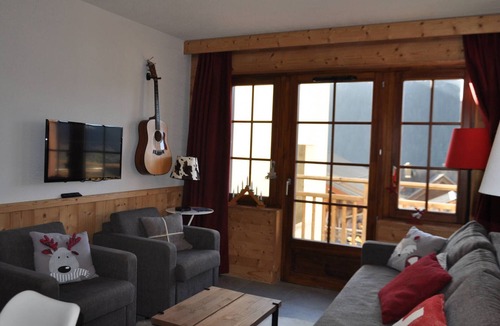 Chatel アパートメント | Central Châtel apartment with balcony and pool access