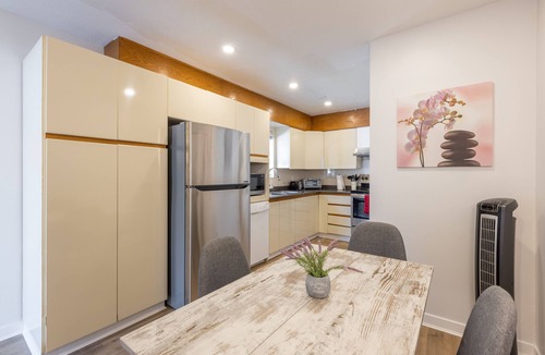 Riley Park 一軒家 | Centrally located 3 bedroom 2 bathroom close to stores, restaurants and downtown