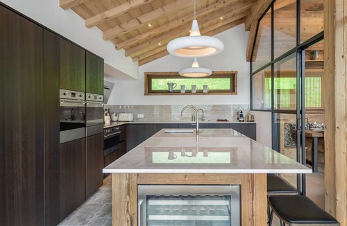 Chatel スキーシャレー | CHALET IKARIA - 17人用のユニークなプレステージシャレーです。