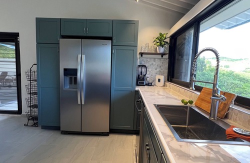Estate Lovenlund コンドミニアム | Changes in Latitude 18.3 spacious Mahogany Run condo with ocean views.