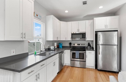 Mid-City 一軒家 | Charming 2BR Mid-City bungalow, pet-friendly, balcony & fenced yard. Walk to streetcar, near FQ