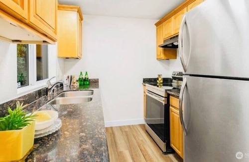 Inglewood-Finn Hill 一軒家 | Charming 4-bedroom house entire house fully fenced