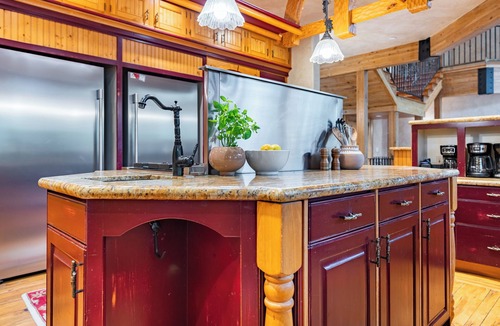 Historic District ヴィラ | Cherry Ridge by AvantStay | Incredible Mountain Mansion w/ Game Room, Hot Tub