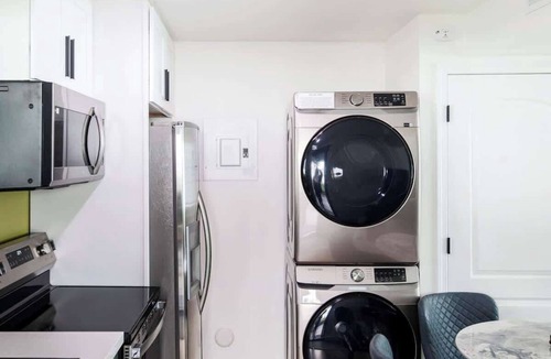 Renton 一軒家 | Chic 2B1B Lower Unit – Renovated w/ Designer Flair