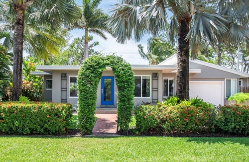 Wilton Manors 一軒家 | フォートローダーデールは、プライベートプール付きのモダンな世紀半ばのウィルトンマナーを改装しました。