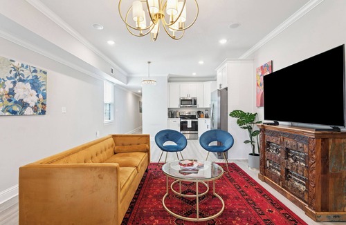 Mid-City 一軒家 | Chic Group Retreat w/ 3 En-Suite Baths. Near French Quarter Walk to Streetcar