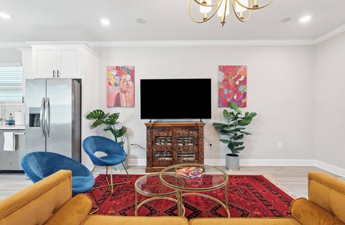 Mid-City 一軒家 | Chic Group Retreat w/ 3 En-Suite Baths. Near French Quarter Walk to Streetcar