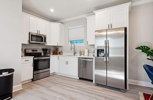 Mid-City 一軒家 | Chic Group Retreat w/ 3 En-Suite Baths. Near French Quarter Walk to Streetcar