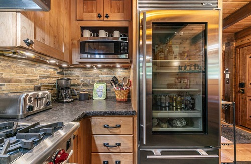 Tahoe Pines 一軒家 | Classic Cabin in the Pines by Tahoe Getaways - Walk to Lake, Pet-Friendly 3 BR w/ Yard & Hot Tub!