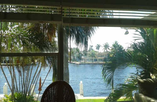 Pompano Beach アパートメント | 海岸沿いの運河にある居心地の良いアパートメント、ビーチまで1ブロック、ウォータービュー