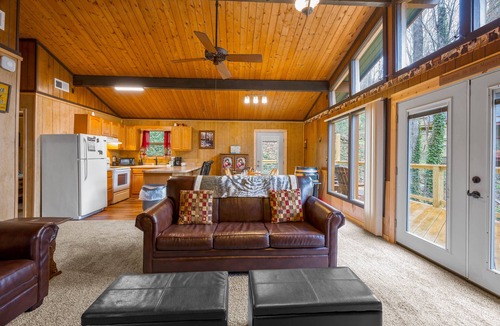 Chalet Village キャビン | Cozy Cabin, Sits on Amazing Creek, Fire Pit, Close to Downtown Gatlinburg & Ober