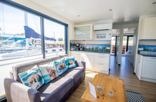 Peenemuende ボートレンタル | Cozy vacation home right on the water for 4 people