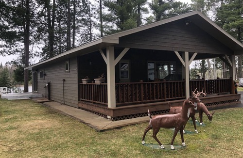 Eagle River 一軒家 | 美しいクランベリー湖のクランベリーパインズプライベートバケーションホーム
